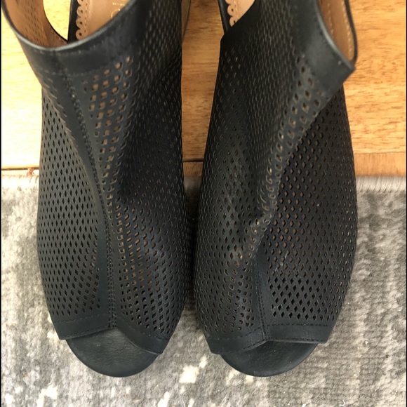 RESTRICTED … black sandals - Picture 11 of 16